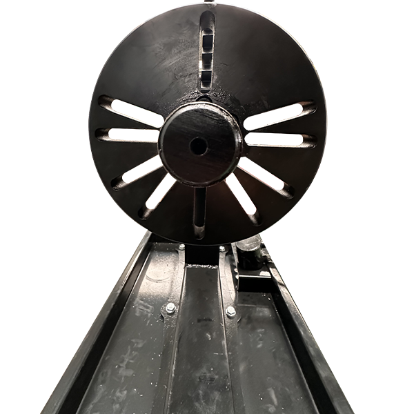 Metal rim straightening wheel support plate with radial slots and mounting stem