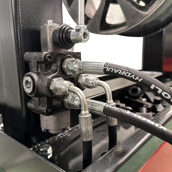 Hydraulic control block with hoses and metal fittings for rim straightening