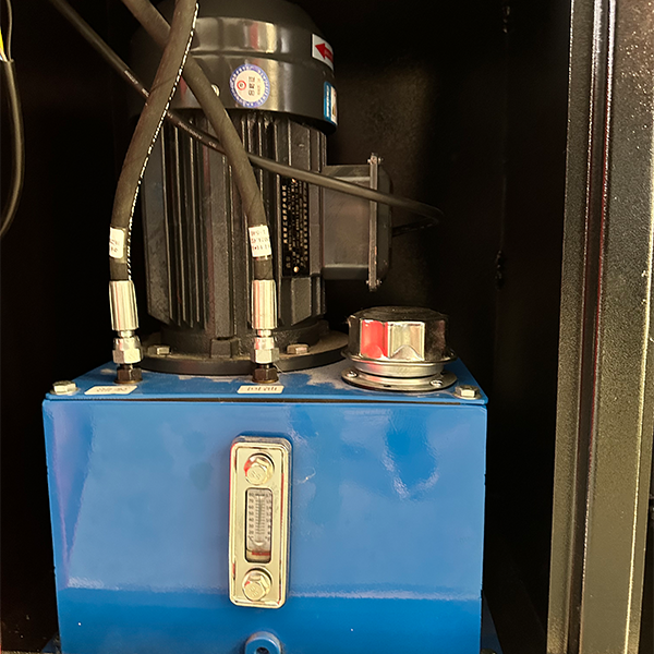 Hydraulic pump unit with blue reservoir and mounted pressure control gauge