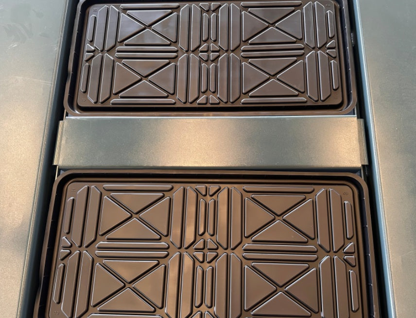 Hydraulic jack tray insert with raised X-pattern tread plates