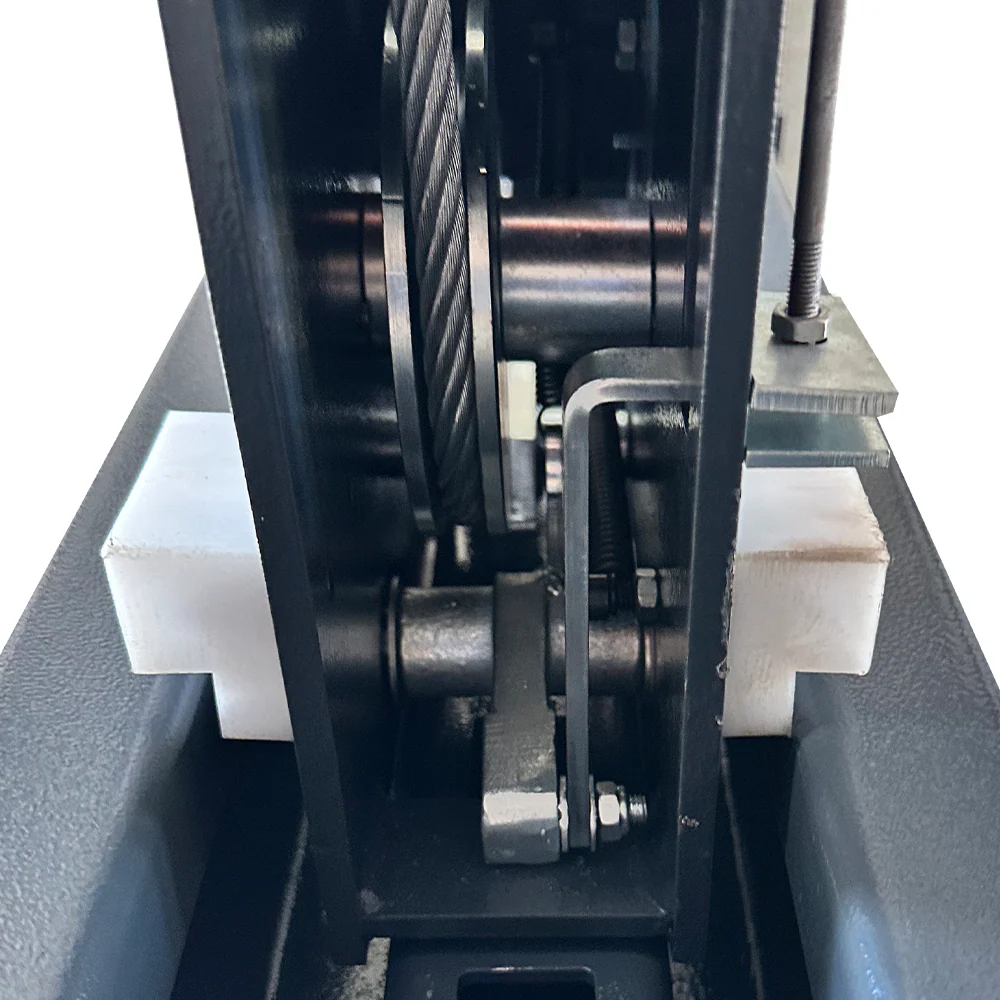 4-post car lift inner mechanism and hydraulic linkage under post